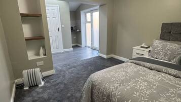 1 bedroom, desk, iron/ironing board, WiFi