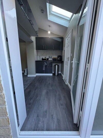 Private Studio Retreat | WiFi + HD TV + Workspace