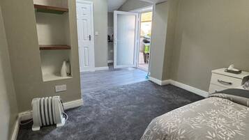 1 bedroom, desk, iron/ironing board, WiFi