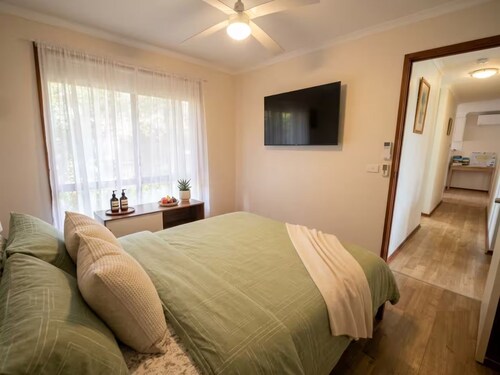 Charming 3-bedroom House in Meadow Heights - Perfect Family Retreat