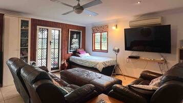 House, 2 Bedrooms, Accessible, Smoking | Living room | Books