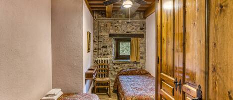 17 bedrooms, iron/ironing board, bed sheets