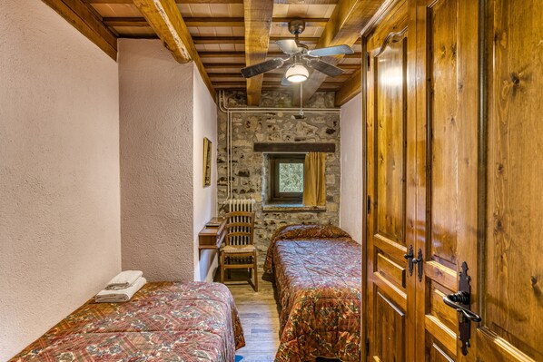 Planxa i posts de planxar i roba de llit