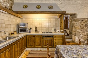 ثلاجة، ميكروويف، فرن، موقد طهي مسطح