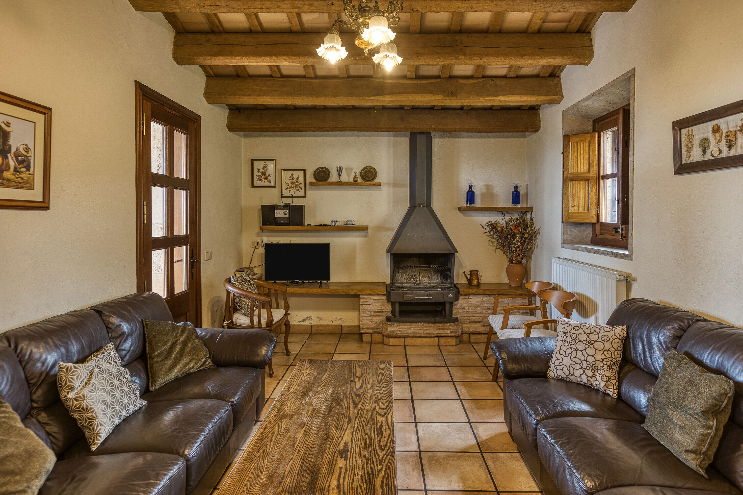 テレビ、暖炉、卓球台、ステレオ