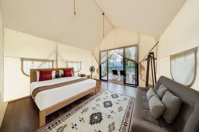 Lu Ying Retreats