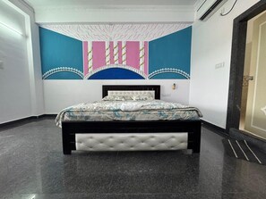 Suite | Iron/ironing board, free WiFi, bed sheets