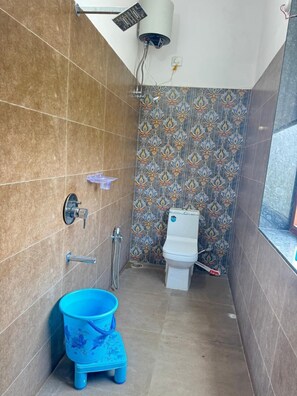 Douche, serviettes fournies, savon