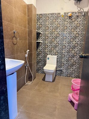 Buồng tắm vòi sen, khăn tắm, xà phòng