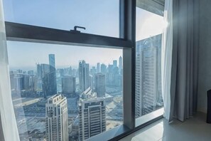 Ein Hochhaus mit einem großen Fenster und Blick auf eine Stadtlandschaft.