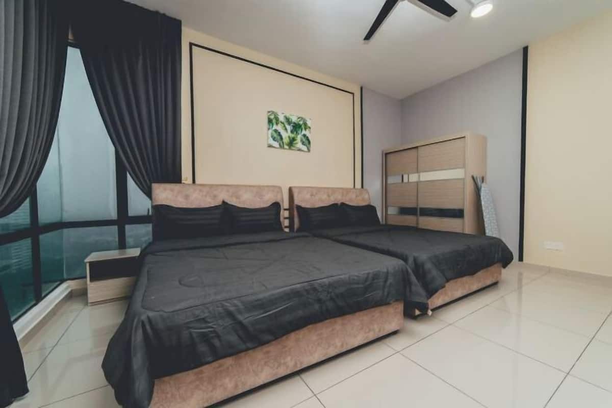 Ein modernes Schlafzimmer mit zwei Betten, einem großen Fenster mit Vorhängen, einem Wandbild und einem Einbauschrank.