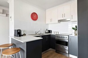 Room - Beachside Breakaway Glenelg South – 200m to the Beach (Glenelg South)