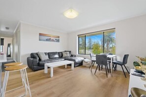 Room - Beachside Breakaway Glenelg South – 200m to the Beach (Glenelg South)