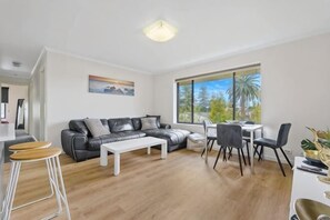 Room - Beachside Breakaway Glenelg South – 200m to the Beach (Glenelg South)
