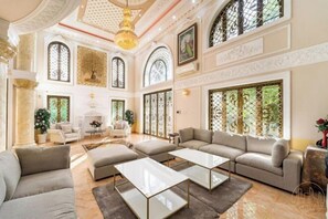 المنشأة من الداخل
