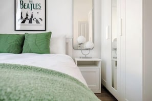 Cribs/infant beds
