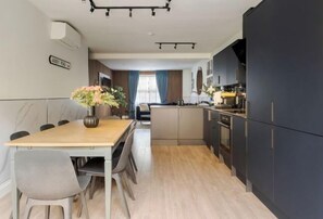 Cribs/infant beds - LONDONERS - Fabulous Four Residence (London)