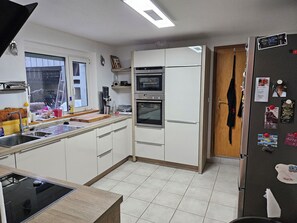 Microondas, horno, placa de cocina, lavavajillas