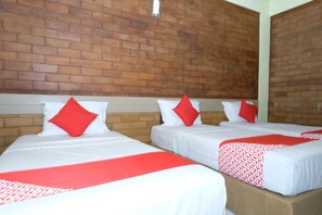 Superior Triple Room | Free WiFi, bed sheets - OYO 1017 Al-inshirah Inn (Kota Bharu)