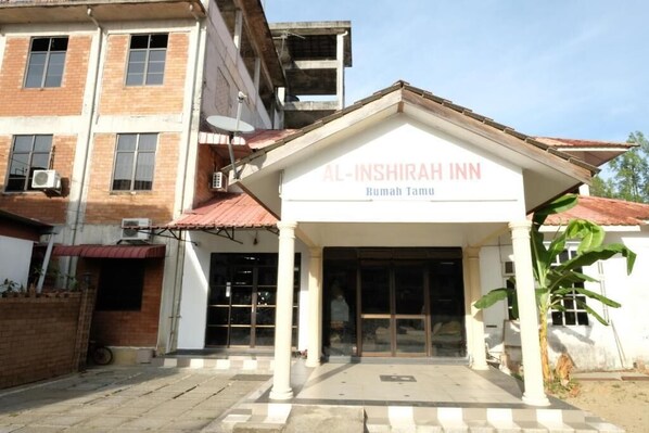 A building with a sign reading "AL-INSIRAH INN Rumah Tamul." - OYO 1017 Al-inshirah Inn (Kota Bharu)