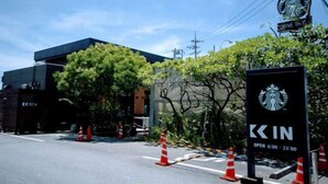 A Starbucks sign with a closed store and a 'KIN' sign indicating a business is open from 6:00 to 23:00. - wing mihama (Chatan)