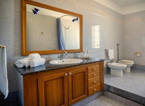 Whirlpool, Haartrockner, Bidet, Handtücher