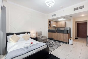 Iron/ironing board, WiFi, bed sheets