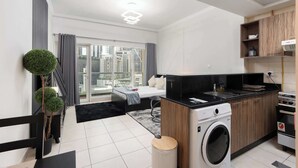 Eine moderne Wohnung mit Küche, Essbereich und Wohnraum mit großem Fenster.