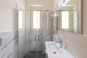 Apartment, 3 Schlafzimmer, zum Garten hin | Badezimmer | Dusche, Haartrockner, Handtücher, Seife