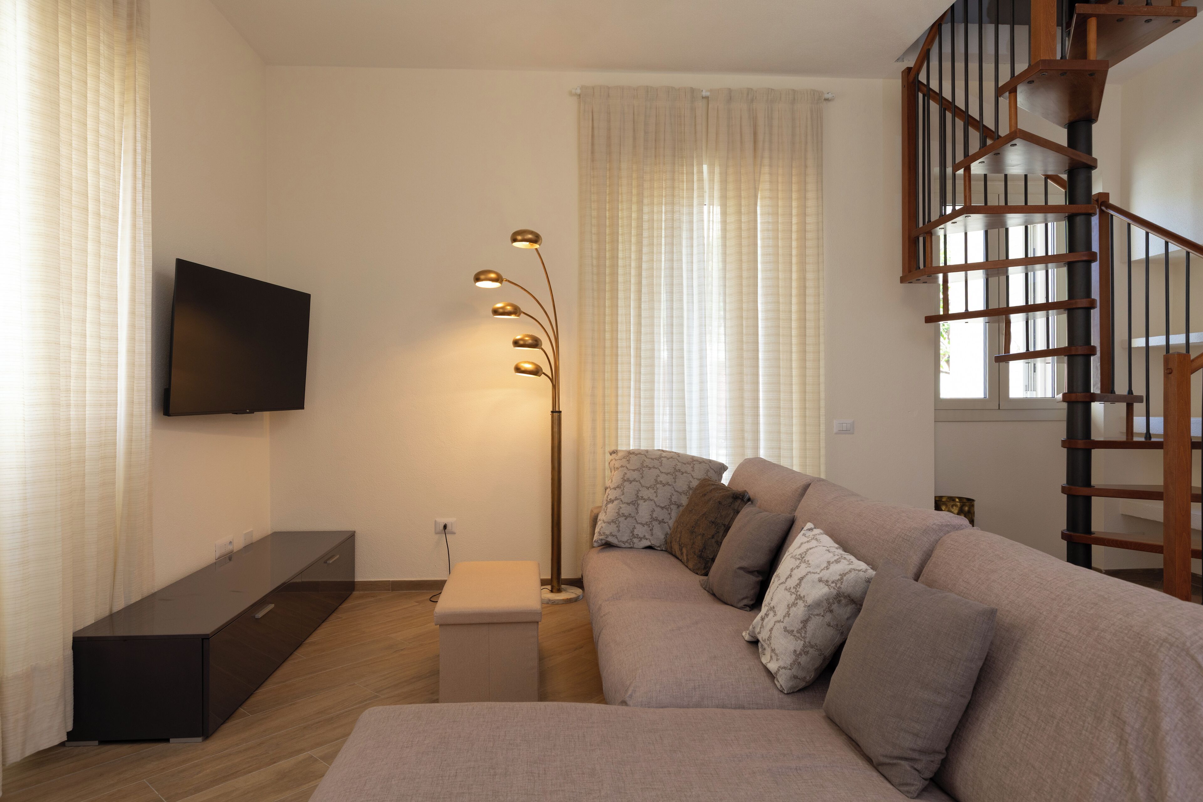 อพาร์ทเมนท์, 3 ห้องนอน, ติดสวน | บริเวณนั่งเล่น | ทีวี 30 นิ้ว พร้อมช่องดาวเทียม