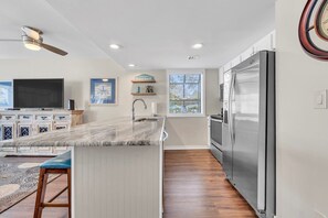 雪櫃、微波爐、焗爐、爐具