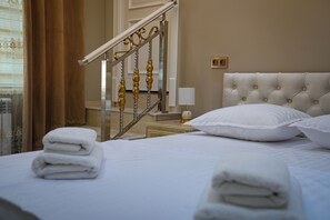 Quarto casal conforto, vista para o pátio | Cofres nos quartos, quartos à prova de som