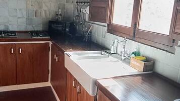 Family House, Hill View | Private kitchen