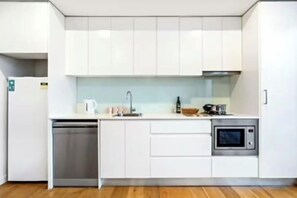 Room - Central stylish 1 bedroom with balcony and air-con (Surry Hills)