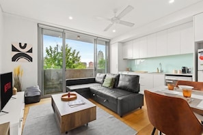 Room - Central stylish 1 bedroom with balcony and air-con (Surry Hills)