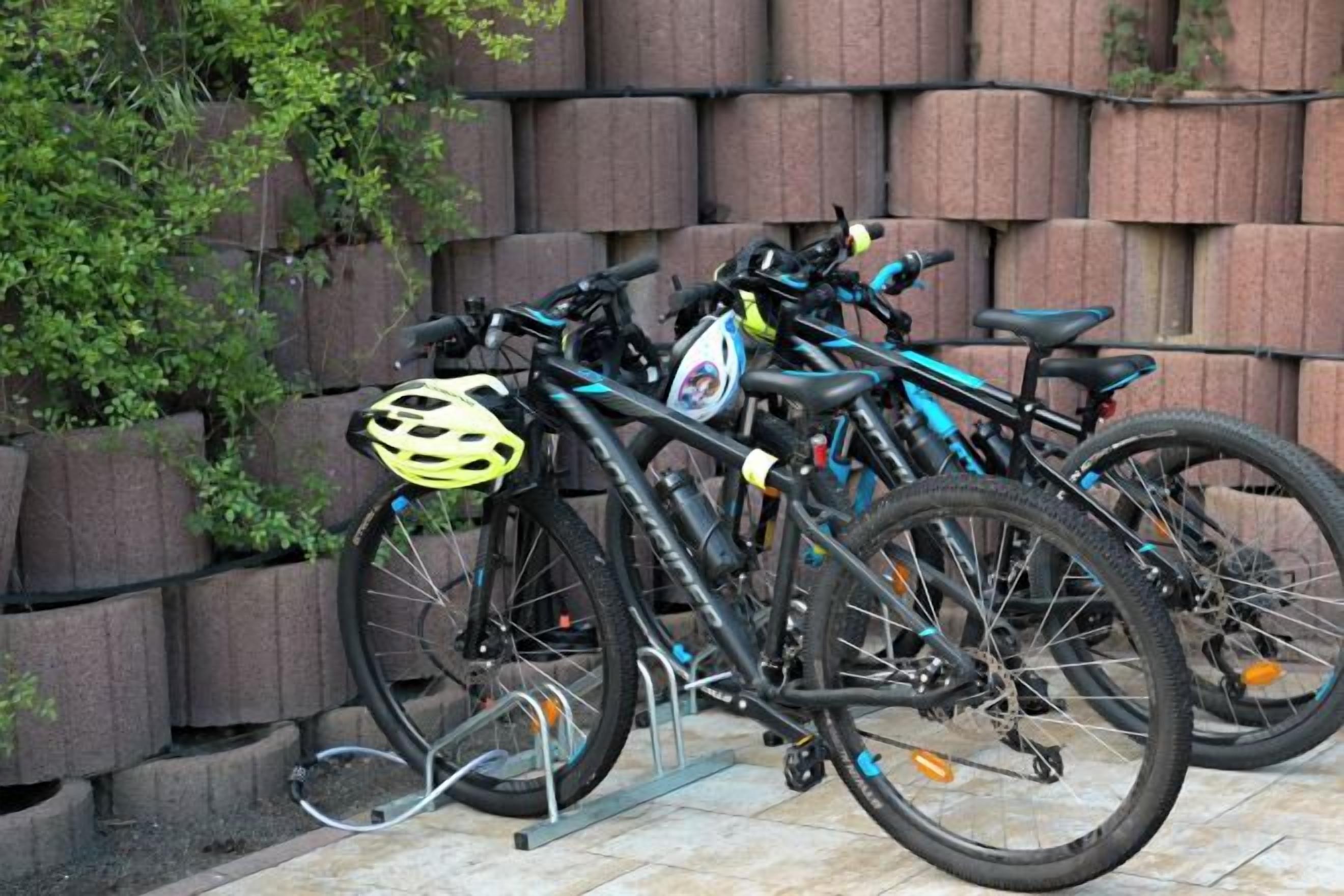Bicicletas apoyadas en una pared de ladrillo.
