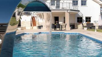 Hồ bơi ngoài trời