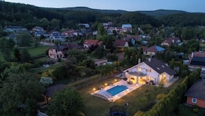 Un quartier résidentiel avec des maisons, une piscine et un trampoline.