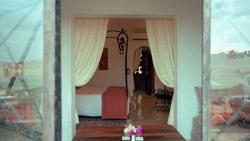 Minibar, free WiFi, bed sheets