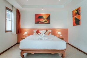 Une chambre d’hôtel avec un grand lit, deux tables de chevet, un tableau au-dessus du lit et une fenêtre avec des rideaux.