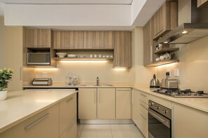 Appartamento Deluxe | Cucina privata | Frigorifero, microonde, forno, piano cottura