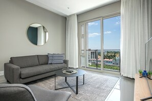 Departamento estándar, balcón, vista a la ciudad | Área de sala de estar