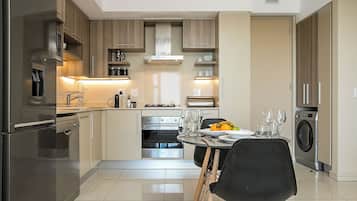 Apartament clàssic, balcó, vistes a la ciutat | Cuina privada | Frigorífic, microones, forn i placa de cuina