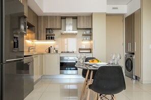 Appartamento Classic, balcone, vista città | Cucina privata | Frigorifero, microonde, forno, piano cottura