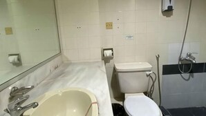 A bathroom with a sink, toilet, and shower. - Hotel Hsiang Garden (Sandakan)