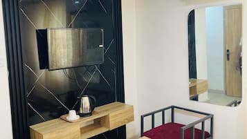 Deluxe Studio, City View | Desk, laptop workspace, soundproofing, WiFi (free)