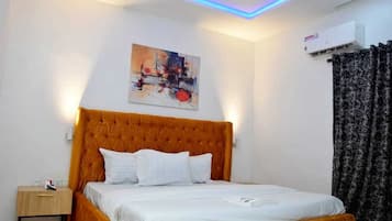 Deluxe Studio, City View | Desk, laptop workspace, soundproofing, WiFi (free)