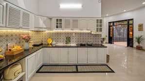 Una cocina moderna con armarios blancos, encimera negra y un salpicadero con diseño.