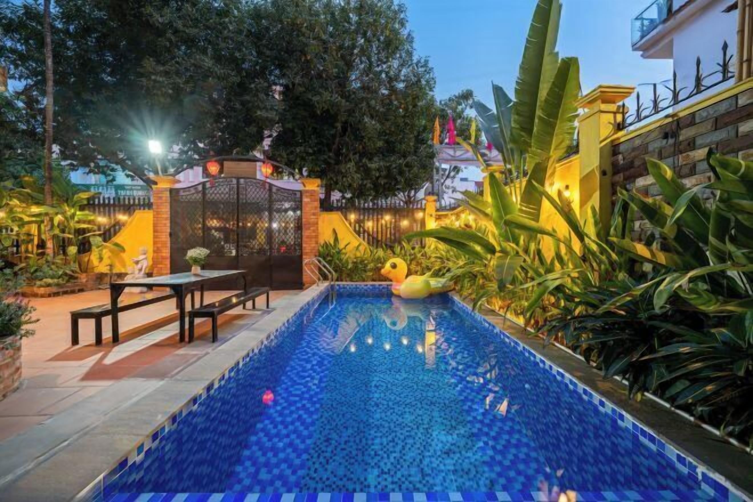 Hồ bơi ngoài trời