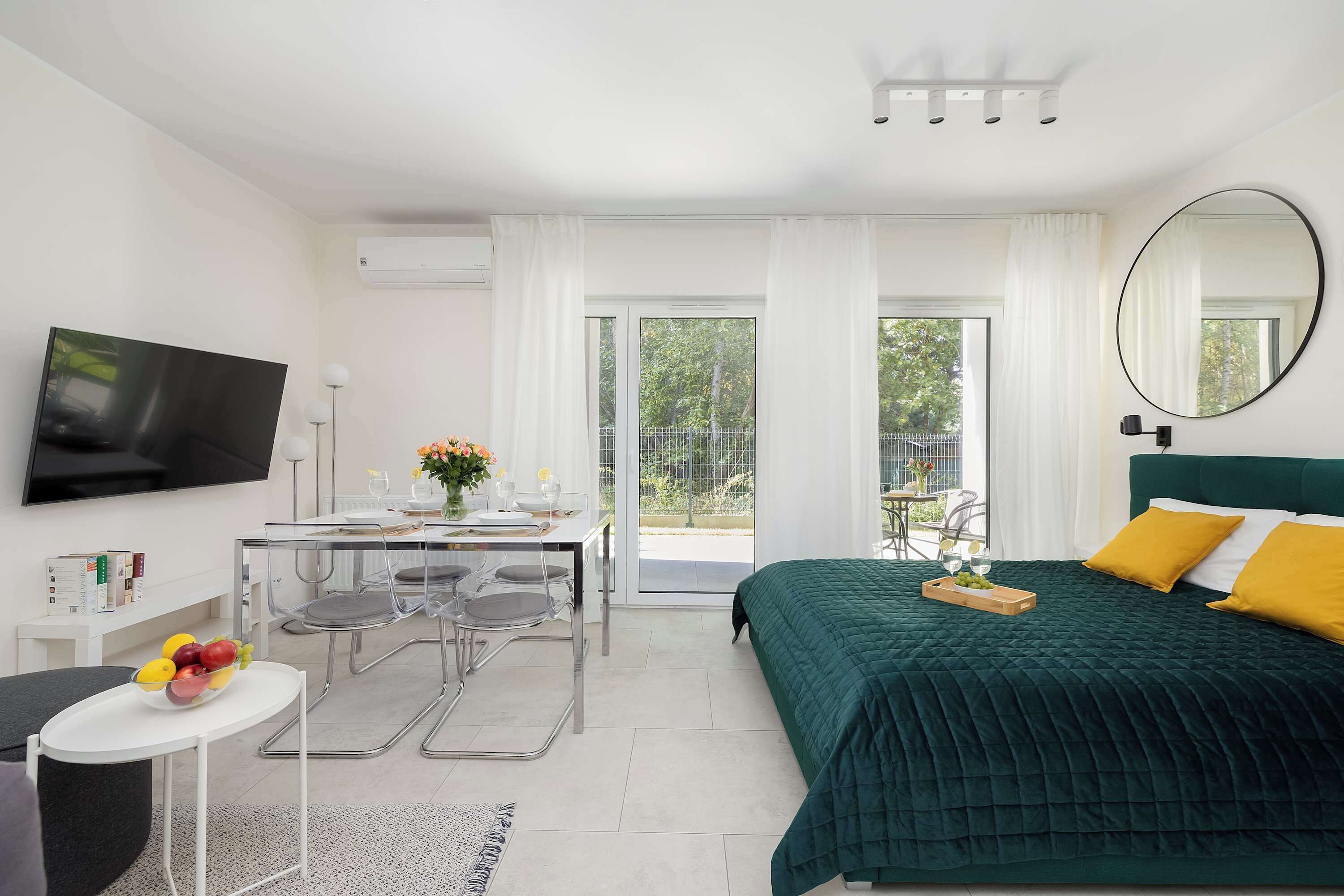 Iron/ironing board, travel crib, WiFi, bed sheets